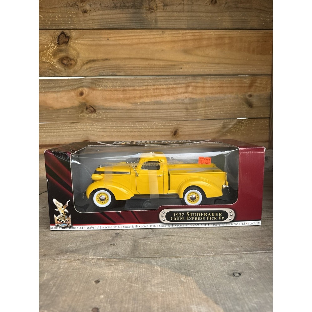 Road Signature Deluxe Edition 1937 Studebaker Coupe Express Pick Up‎ Truck 1:18